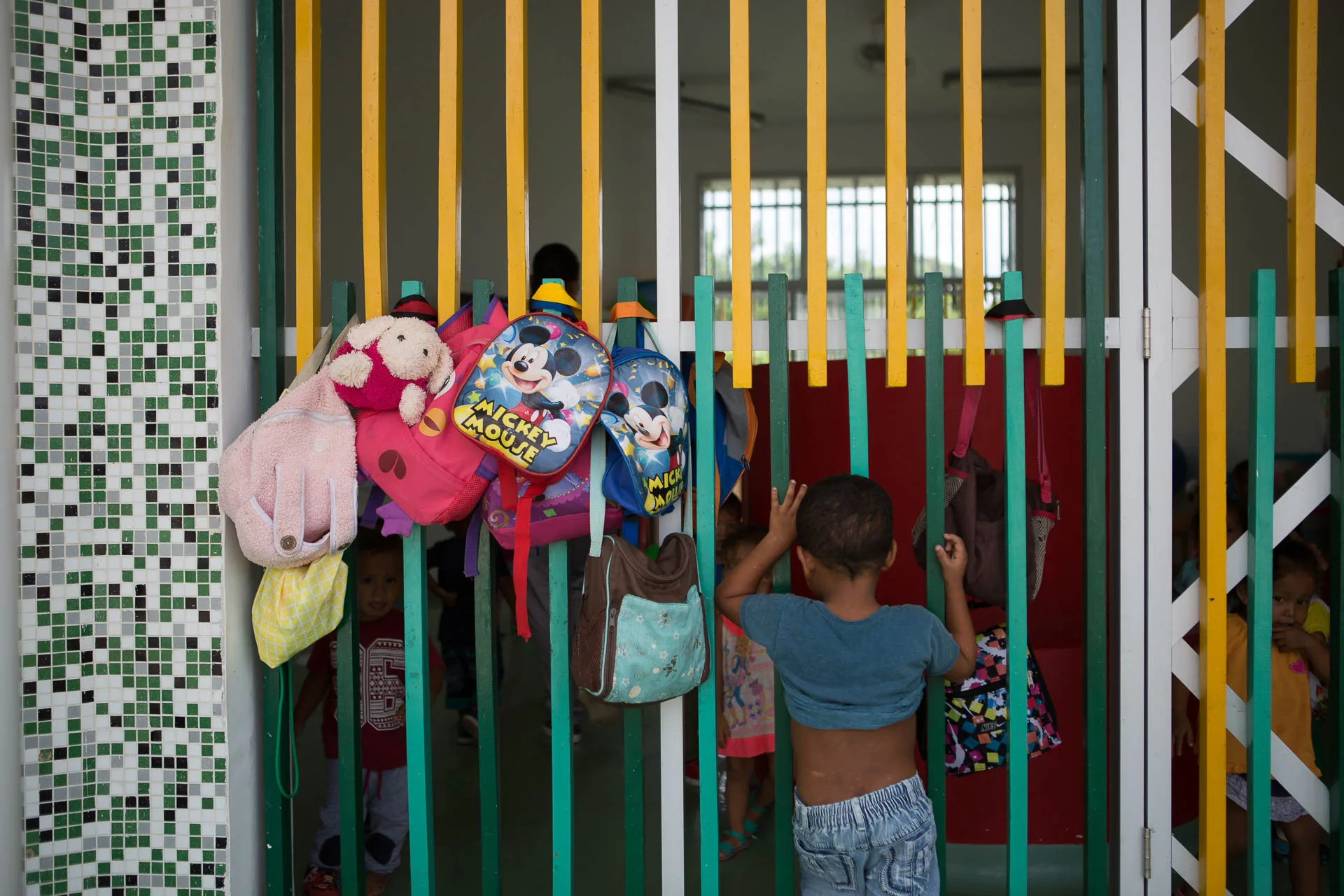 Detalle de la fachada ventilada con paneles perforados de colores en el preescolar.